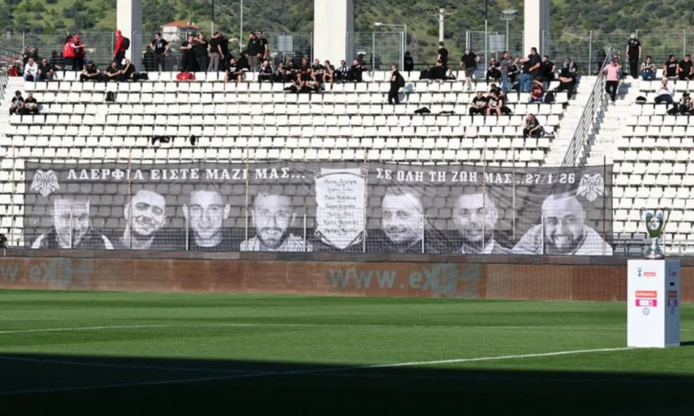 Συγκλονιστικές εικόνες στο Πανθεσσαλικό: Στεφάνια από οπαδούς του ΟΦΗ για τους 7 αδικοχαμένους φίλους του ΠΑΟΚ