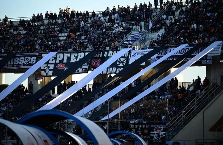 Μικρή ένταση με φίλους του ΠΑΟΚ και δυνάμεις της Αστυνομίας έξω από το Πανθεσσαλικό