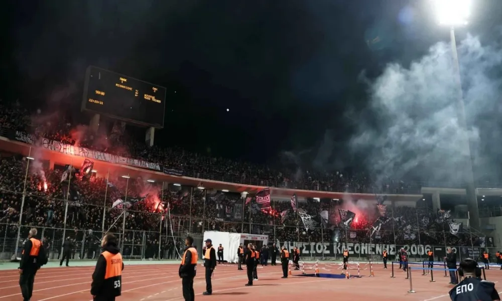 Οργή και συνθήματα κατά πάντων των οπαδών του Δικεφάλου