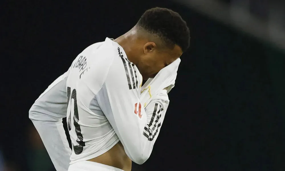 Δεν θα παίξει στο υπόλοιπο της σεζόν ο Εμπαπέ