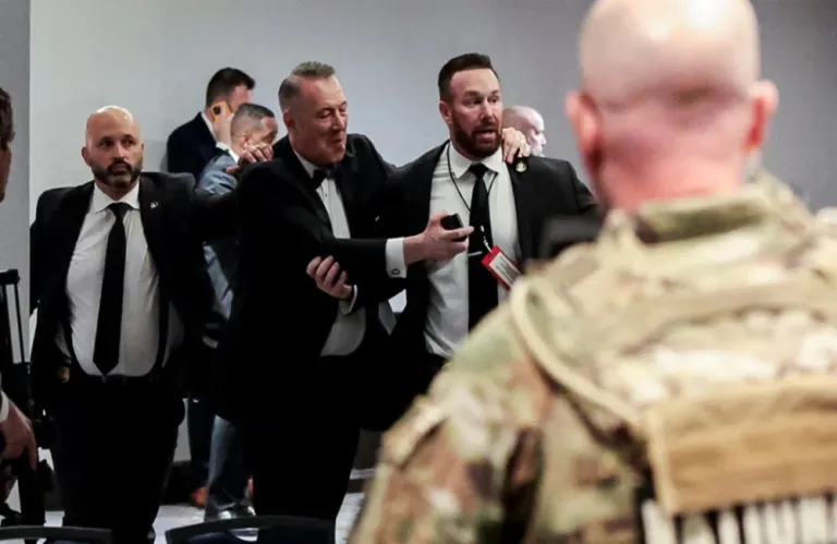 Eπίθεση στο δείπνο ανταποκριτών: Ο άντρας που μπήκε μπροστά στον Τραμπ – Σώθηκε από τον ένοπλο χάρη στο κινητό του (βίντεο)