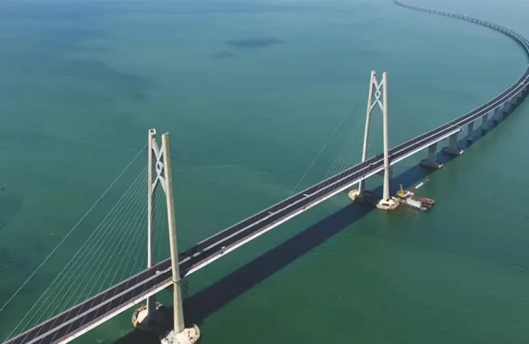 55 χλμ. πάνω στη θάλασσα: Το έργο-μαμούθ που ένωσε τρεις πόλεις, νίκησε τυφώνες και θάλασσα και κόστισε 15 δισ. λίρες!