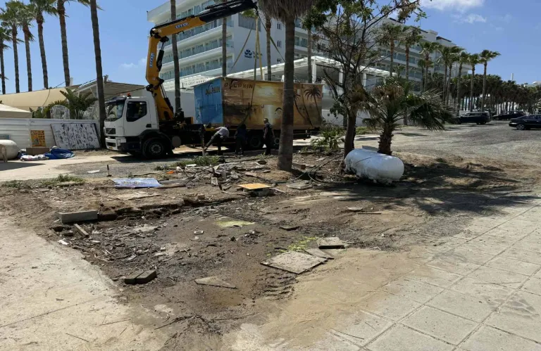 Ξήλωσαν άλλα δύο αυθαίρετα