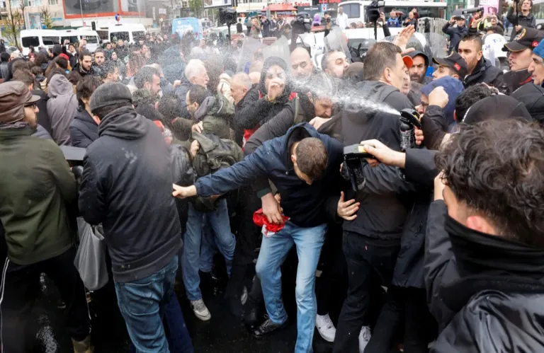 Επεισόδια στις συγκεντρώσεις για την Πρωτομαγιά στην Κωνσταντινούπολη: Συγκρούσεις αστυνομίας - διαδηλωτών και συλλήψεις (βίντεο, φώτος)