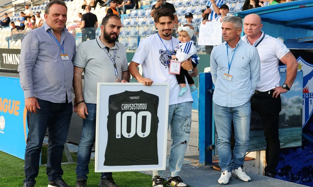 Τις έκανε 100 και τιμήθηκε