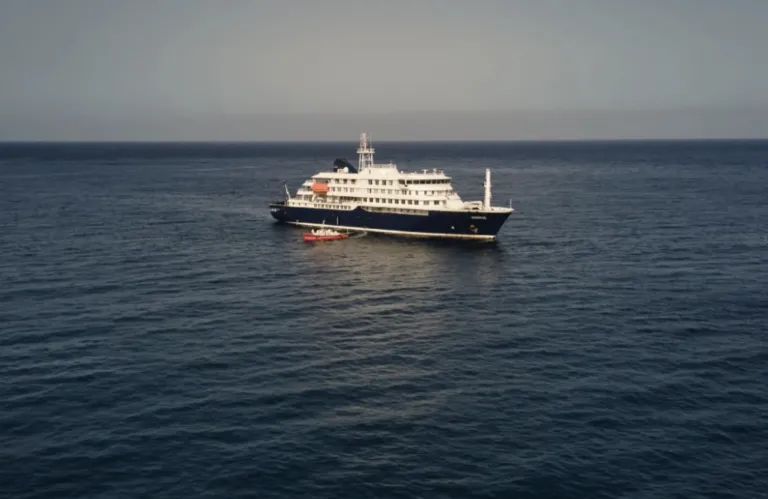 Στο λιμάνι της Τενερίφης το MV Hondius: Με ειδικά λεωφορεία και αεροπλάνα η μεταφορά των επαφών υψηλού κινδύνου