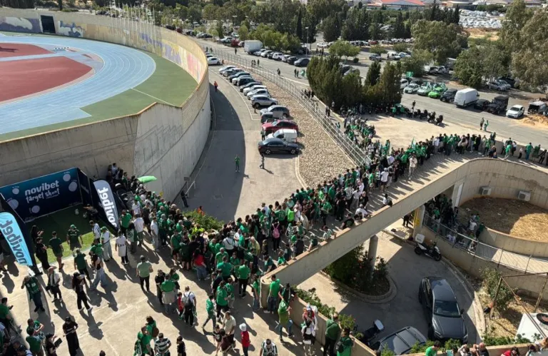ΦΩΤΟ: Η αναμονή για τους πρωταθλητές και η... ουρά για την μπουτίκ