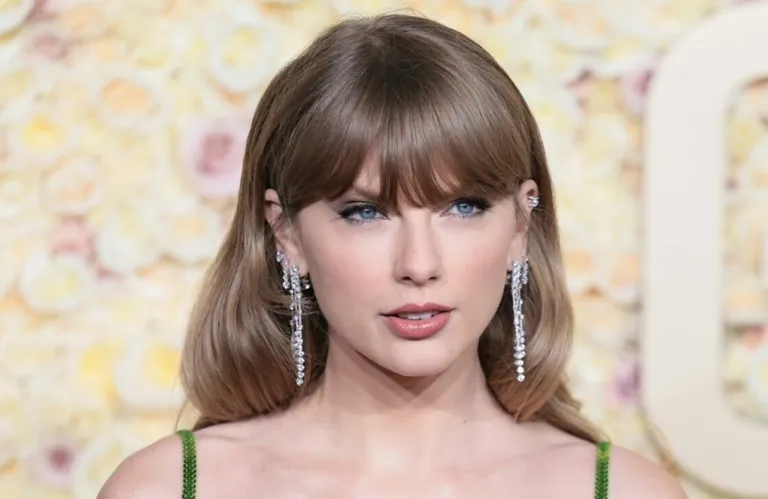 Φωτογραφίες της Taylor Swift στην Ελλάδα: Ποιος είναι ο Γιώργος Καρλαύτης που την κάλεσε στον γάμο του