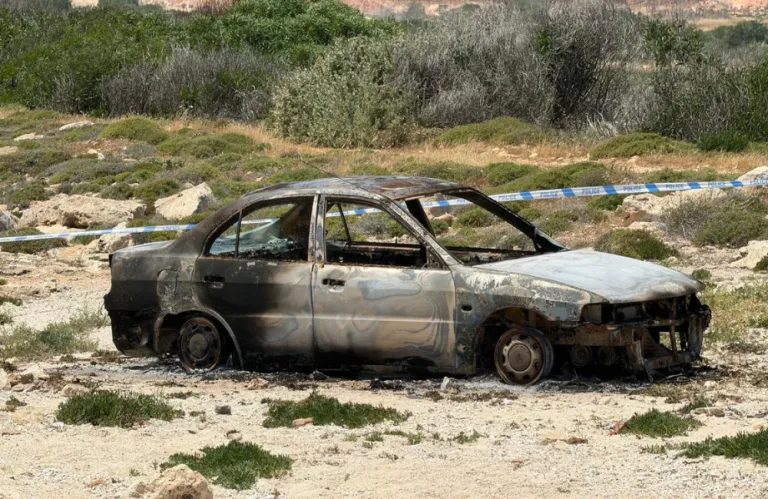 Με 77χρονο ελλείποντα συνδέουν το καμένο όχημα μέσα στο οποίο βρέθηκε απανθρακωμένη σορός στο Λιοπέτρι