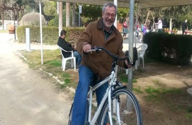 Γέλα πουλί μου γέλα, είν' η ζωή μια τρέλα...