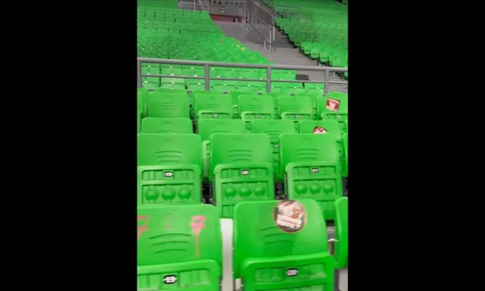 Γέμισε αυτοκόλλητα του Ολυμπιακού το Telekom Center
