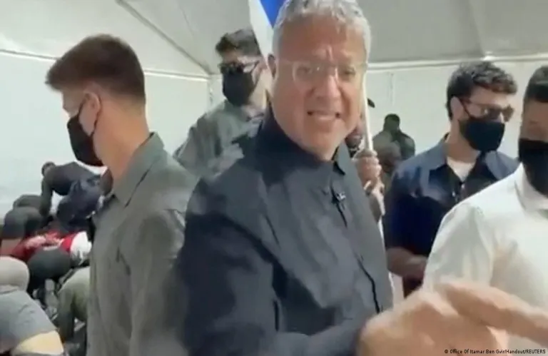 Γαλλία: Απαγόρευση εισόδου στον Μπεν-Γκβιρ μετά το επίμαχο βίντεο όπου κακομεταχειρίζεται τους ακτιβιστές