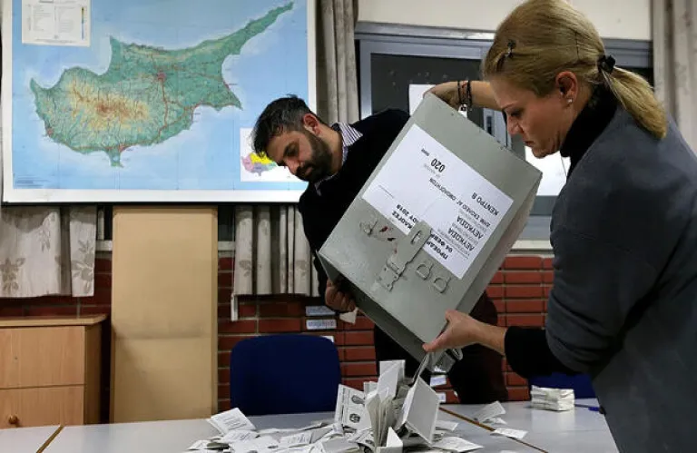 Έτσι θα μοιραστούν οι 56 έδρες: Η πρώτη, η δεύτερη και η τρίτη κατανομή εδρών - Η διαδικασία και ποιοι συμμετέχουν