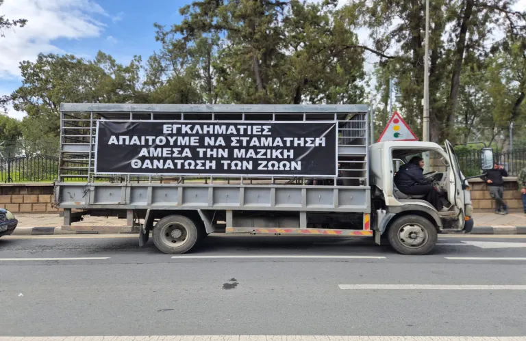 Στους δρόμους οι κτηνοτρόφοι με πορεία προς το Προεδρικό για αποζημιώσεις και θανατώσεις ζώων