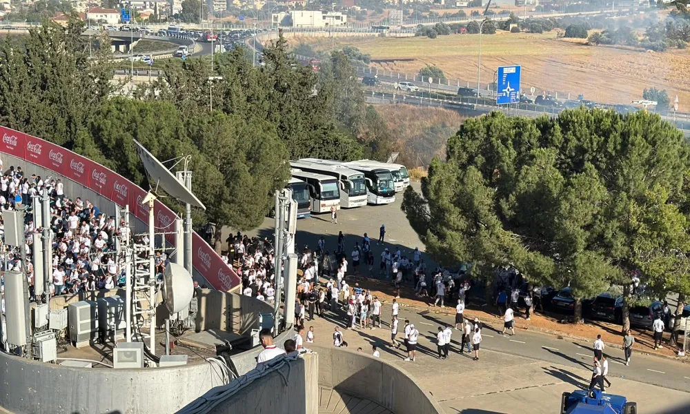 ΒΙΝΤΕΟ: Ένταση έξω από την Νότια ανάμεσα σε Απολλωνίστες και Αστυνομία - Φωτιές στον περίγυρο