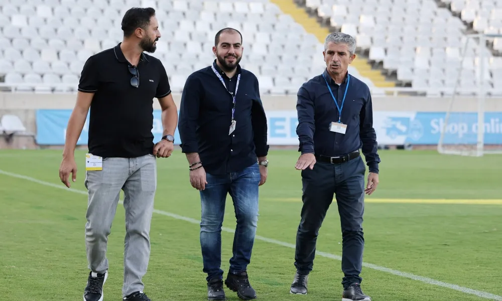 Γυρίζει σελίδα...