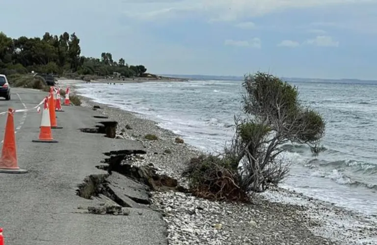 Απειλούνται κατοικίες στο Μενεού από τη διάβρωση της ακτογραμμής