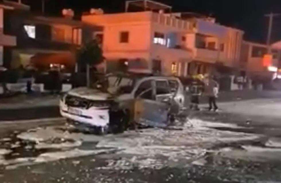 Φωτιά σε περιπολικό, μολότοφ, κροτίδες και πέτρες είχε η νύχτα του Μεγάλου Σαββάτου