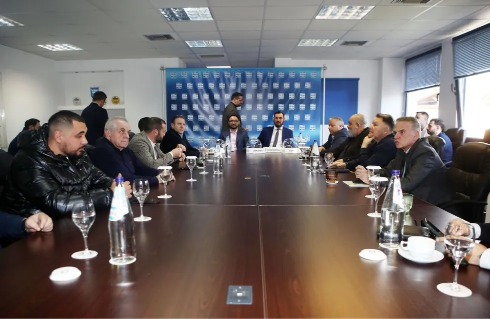 Ο Κούγιας πέταξε 50ευρω στον Κοσμά κι αυτός το έσκισε