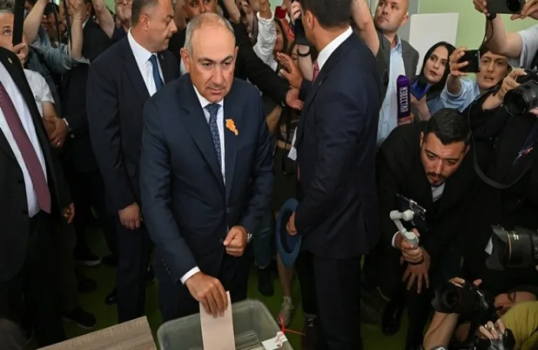 Νίκη Νικόλ Πασινιάν και της στροφής προς τη Δύση στις βουλευ