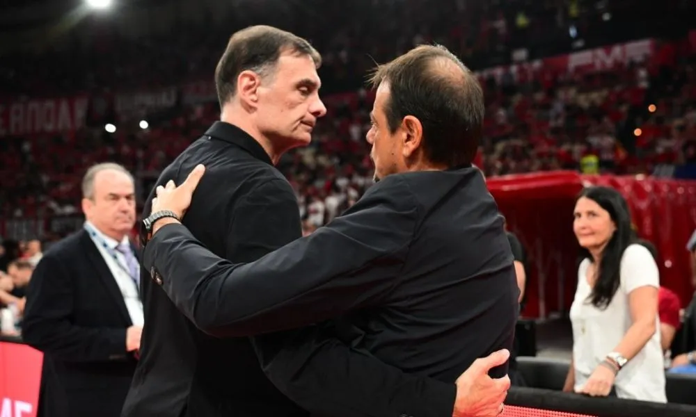 Ολυμπιακός - Παναθηναϊκός: Η αγκαλιά Μπαρτζώκα - Άταμαν πριν το τζάμπολ