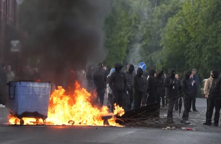 Μπέλφαστ: Ο Έλον Μασκ κατηγορείται πως «τροφοδοτεί» την ανατ