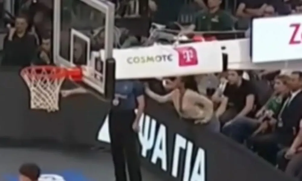 Παναθηναϊκός - Ολυμπιακός: Το βίντεο που η γυναίκα από τα court seats τραβάει το μανίκι του διαιτητή Παπαπέτρου