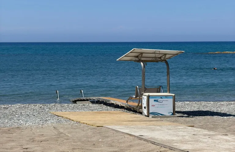 Προσβάσιμες παραλίες για όλους στον Δ. Πόλεως Χρυσοχούς