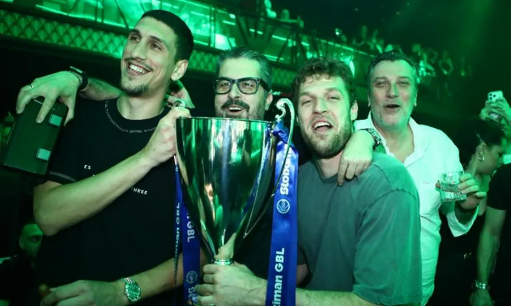 Βεζένκοφ στα μπουζούκια: «Κόουτς, ερχόμουν κρυφά όλη τη χρονιά, τώρα μπορώ να ανέβω στη σκηνή!»