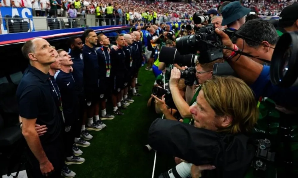 Έξαλλος ο Τούχελ - «Εκλιπαρώ τη FIFA να αλλάξει τη θέση των φωτογράφων»
