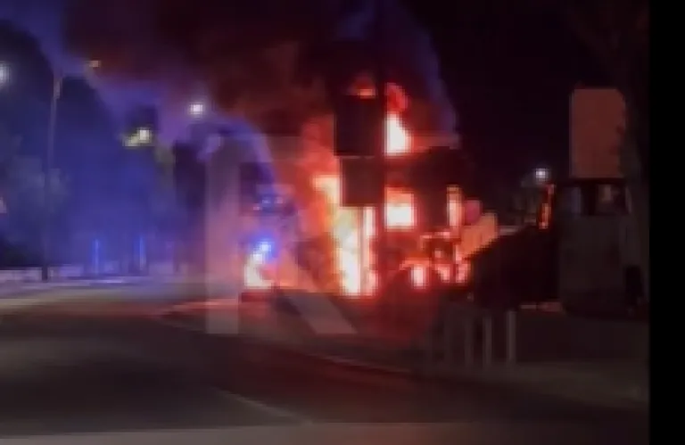 Στις φλόγες ρυμουλκό στη Λεμεσό - Καταστράφηκε ολοσχερώς (βίντεο)