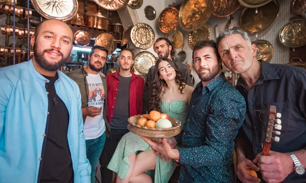 Οι Kontovourkis & Co. κυκλοφορούν το «Τσιφτετέλι της Συμβίωσης» | Οι προκλήσεις της συγκατοίκησης γίνονται μουσική ιστορία