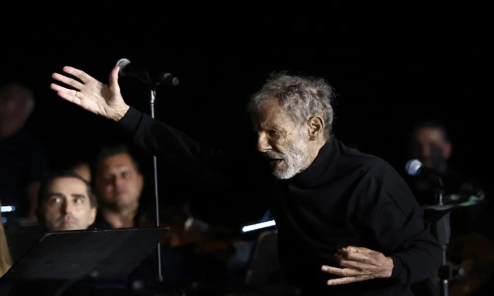 Αφιέρωμα στον Σταύρο Ξαρχάκο με σολίστ τον Κώστα Μακεδόνα στο Φεστιβάλ Λάρνακας