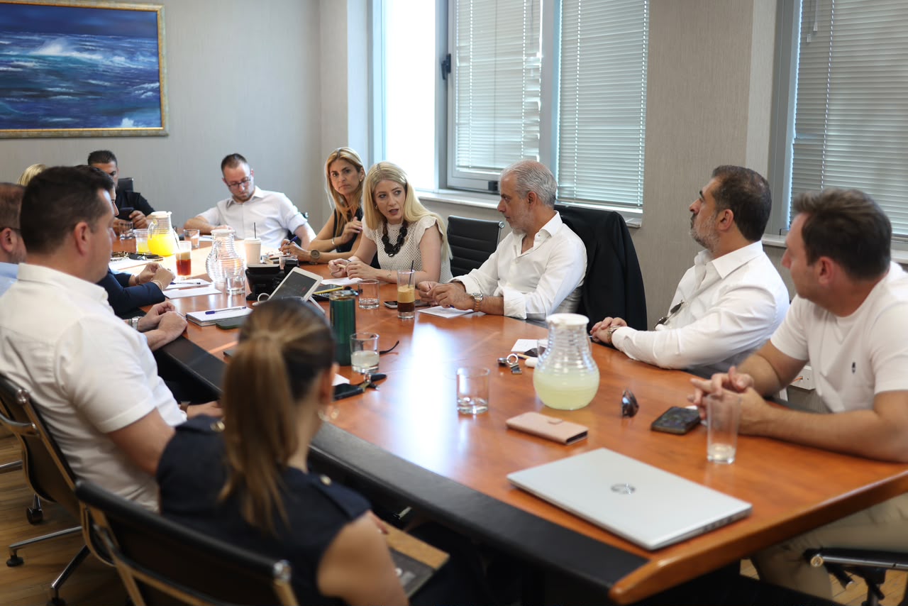 Ο ΔΗΣΥ ενισχύει το «ραντάρ» του για την κυβέρνηση: Τα νέα πρόσωπα στο Συμβούλιο Παρακολούθησης και τα μηνύματα Αννίτας - Ιωαννίδη