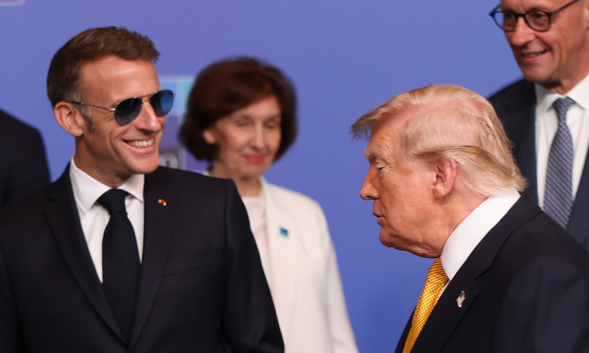 Μυστήριο με τα γυαλιά ηλίου του Μακρόν – Τι λένε για την υγεία του (εικόνες)