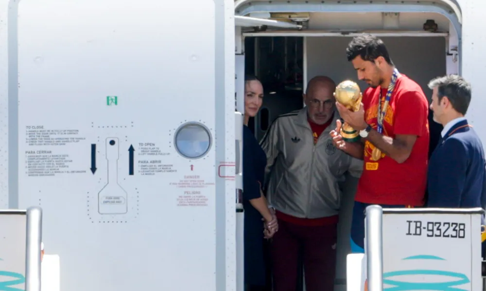 ΒΙΝΤΕΟ: Η εθνική Ισπανίας έφτασε στη Μαδρίτη και αποθεώνεται - Η μεγάλη παρέλαση των πρωταθλητών κόσμου