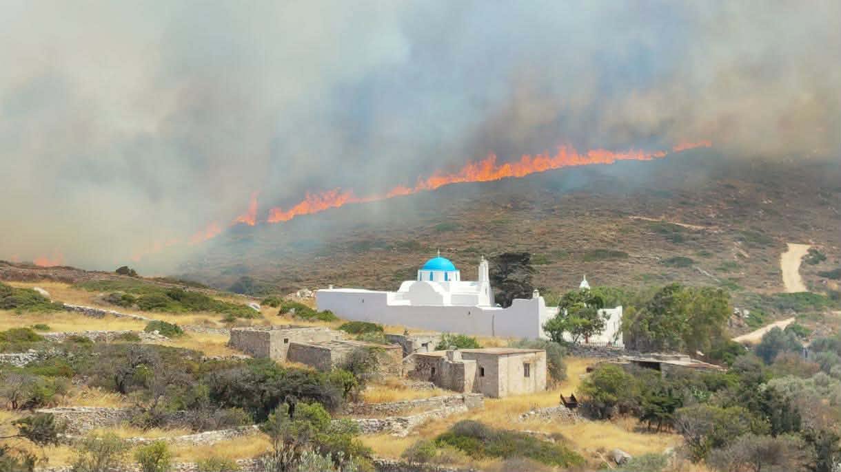 Βελτιωμένη η εικόνα των πυρκαγιών σε Άνδρο και Κάλυμνο – Συνεχίζεται η μάχη με τις αναζωπυρώσεις στην Πάρο