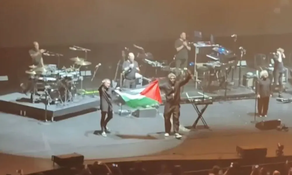 Σιγκαπούρη: Απαγόρευσαν την είσοδο στους Massive Attack για το «Free Palestine» στη συναυλία τους