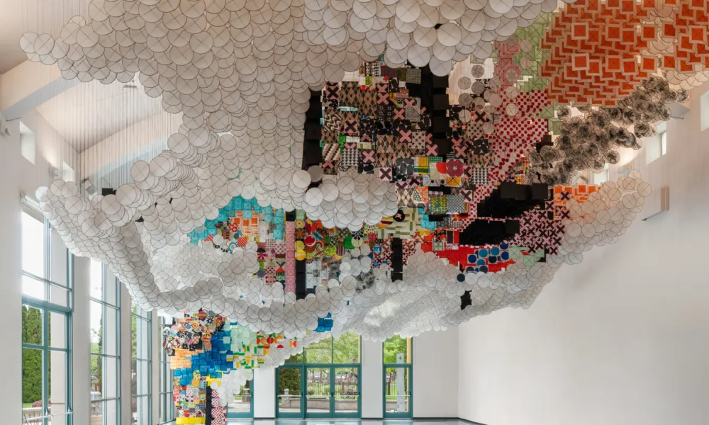 Ένα «σύννεφο» από 75.000 χαρταετούς του Hashimoto στο SFMOMA