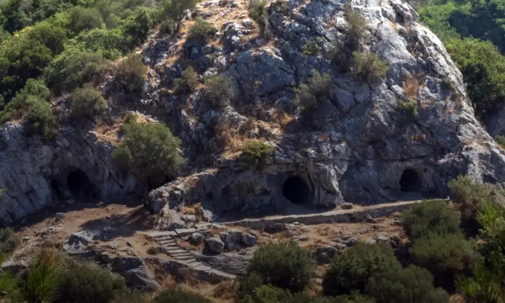 Στη σπηλιά όπου ο θρύλος θέλει τον Όμηρο να έγραψε την «Οδύσσεια»