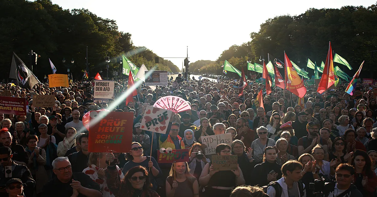 Χύθηκαν στους δρόμους οι Γερμανοί: Μαζικές διαδηλώσεις υπέρ της Δημοκρατίας και κατά του AfD – Γέμισε πανό το Βερολίνο (φωτογραφίες)