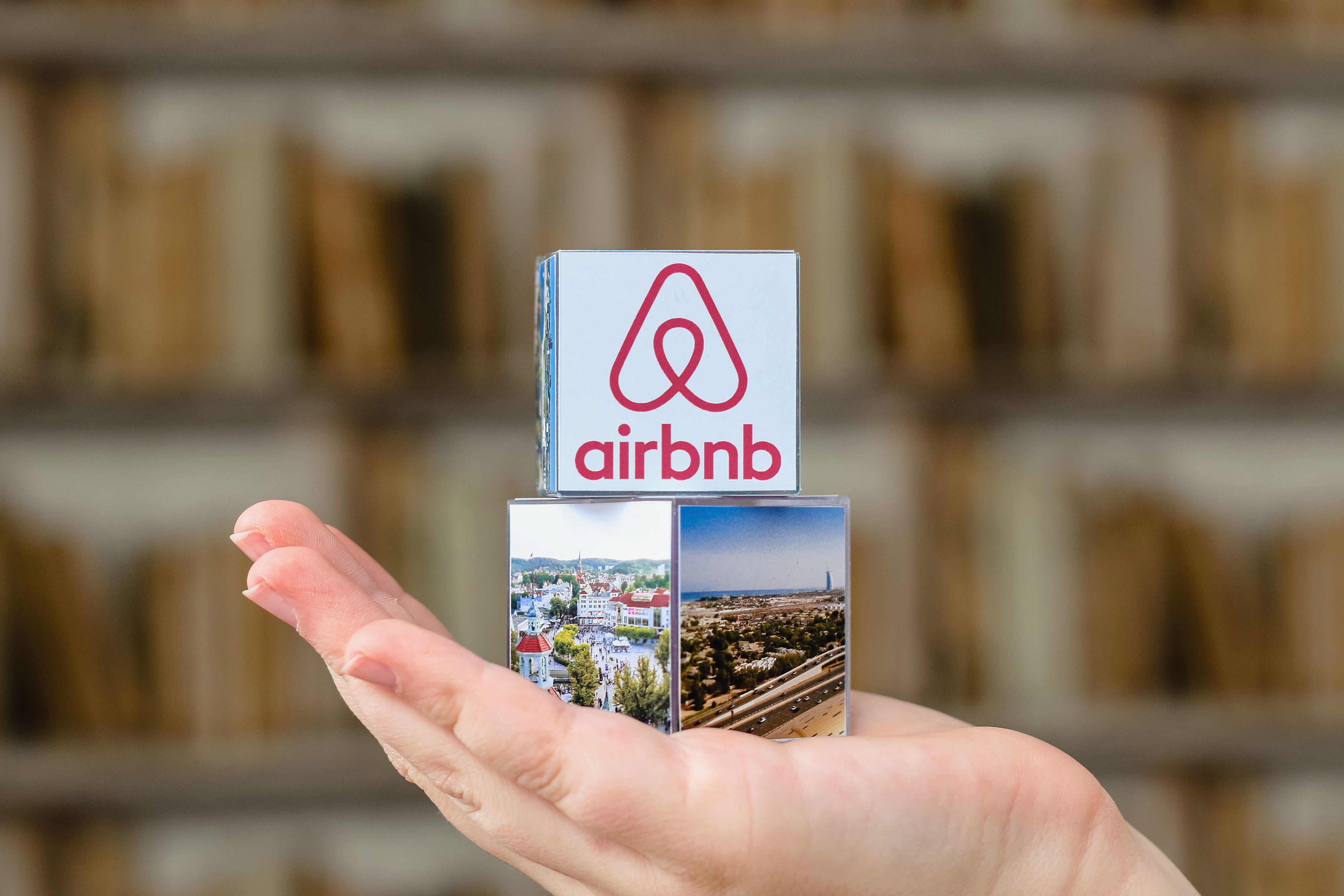 Airbnb και άδεια σπίτια στο μικροσκόπιο της ΕΕ – Τι αλλάζει για τις πόλεις