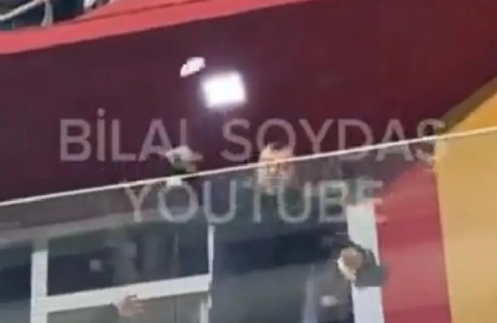Μέλος της διοίκησης της Φενέρ συμμετείχε στα επεισόδια: Πέταξε γυάλινα αντικείμενα σε οπαδούς της Τραμπζονσπόρ!