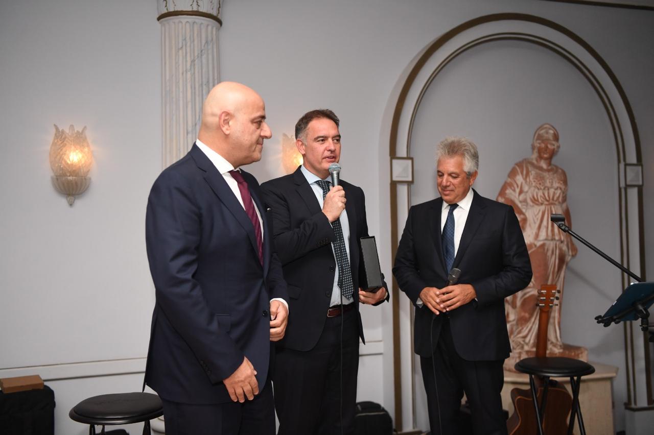 Μπορεί να είναι εικόνα το Οβάλ Γραφείο