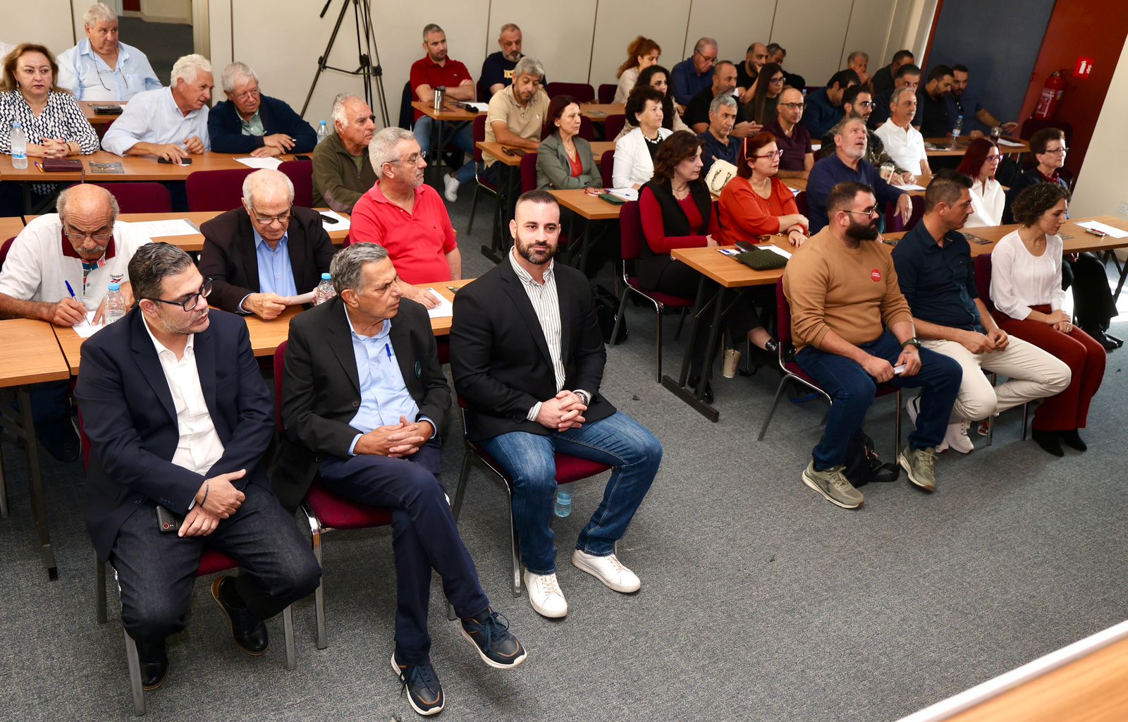 Μπορεί να είναι εικόνα ένα ή περισσότερα άτομα, άτομα που μελετούν και πλήθος