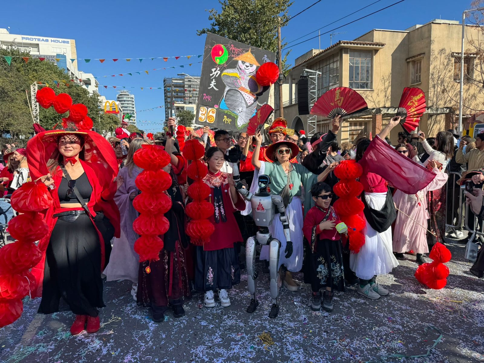 Ομάδα Κινέζων καρναβαλιστών με ρομπότ.