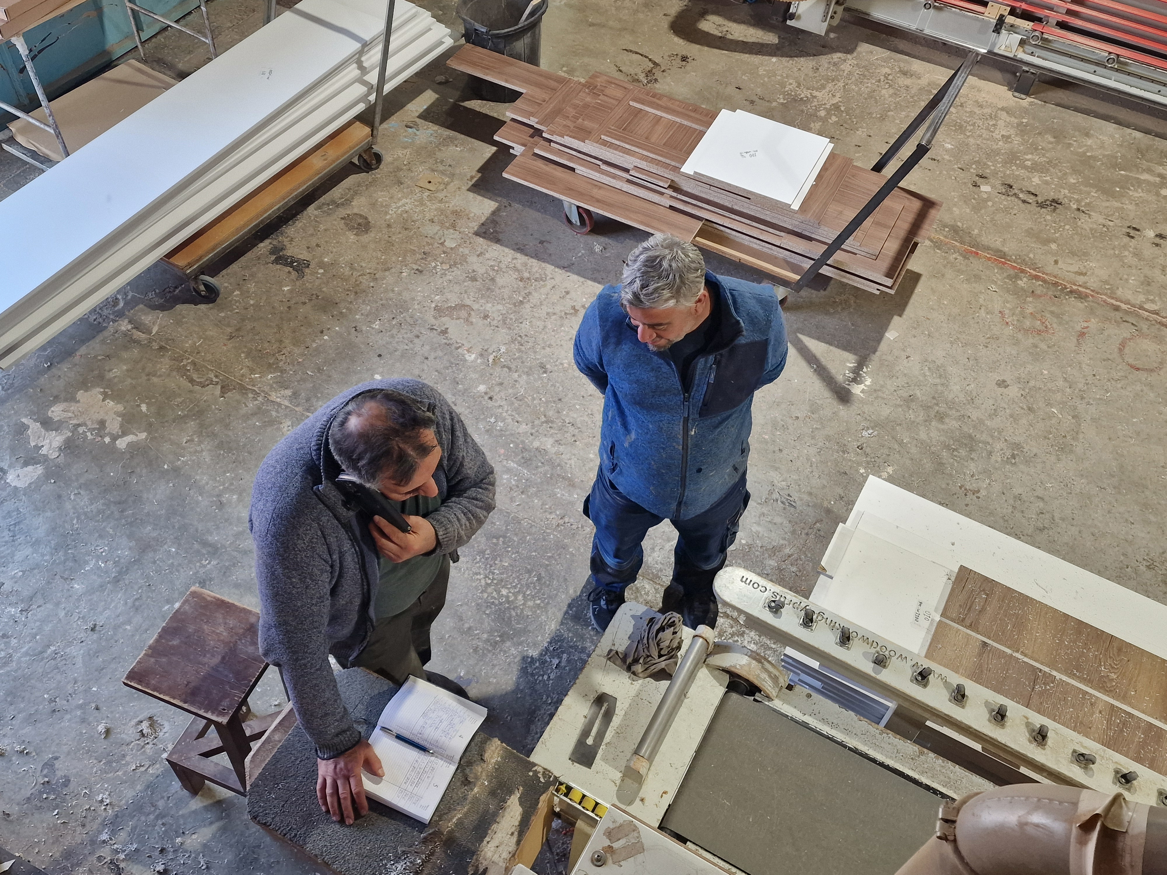 Όπως μας αφηγείται «το σημάδι αυτό που έχω πάνω από τα χείλη μου είναι ‘ενθύμιο’ από τη φυλακή. Με κτύπησε ένας αστυνομικός με ένα δακτυλίδι που φορούσε. Έμεινα αρκετούς μήνες στη φυλακή. Και όταν βγήκα αποφάσισα ότι πάση θυσία θα φύγω από την Περσία»