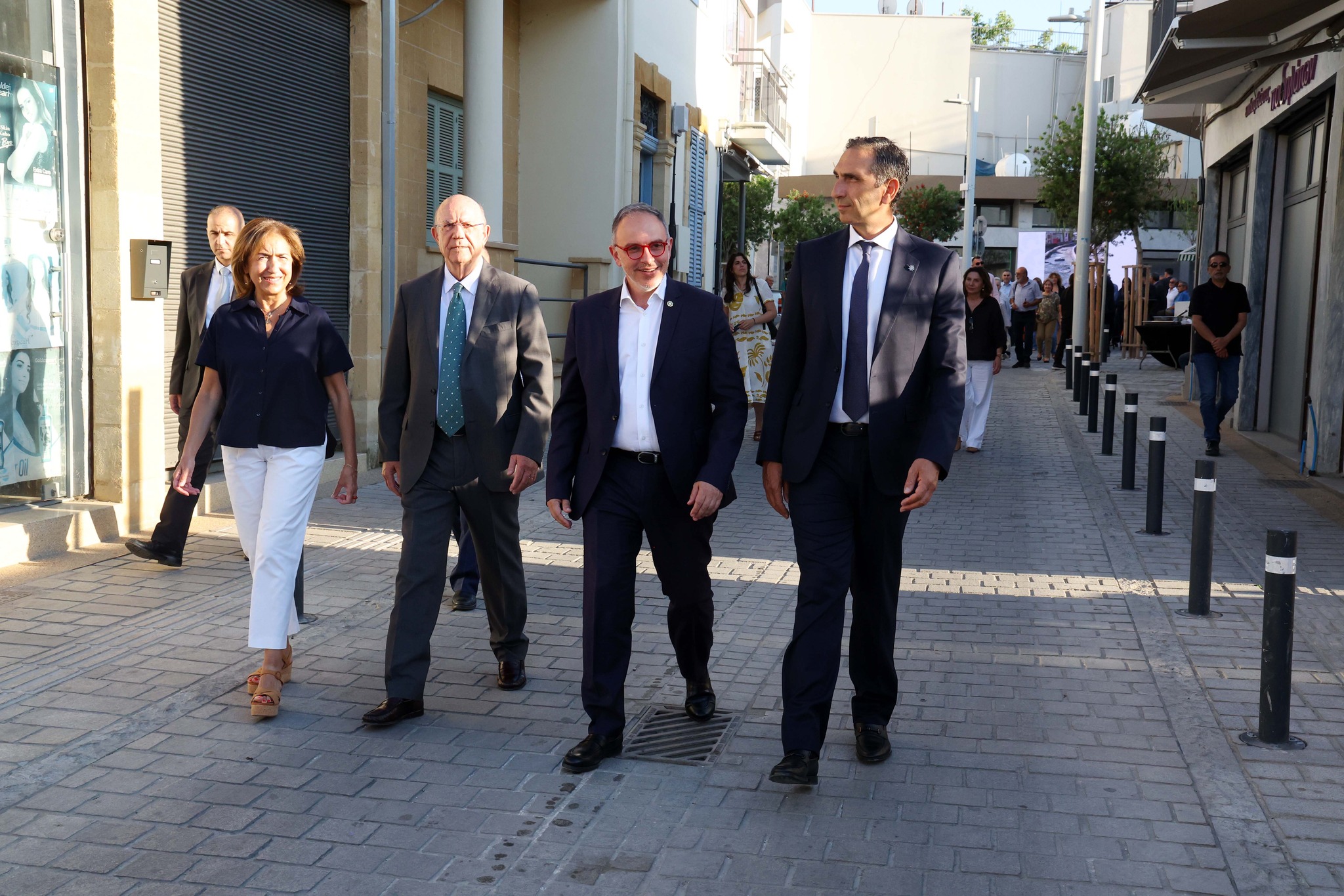Μπορεί να είναι εικόνα ένα ή περισσότερα άτομα, κουστούμι και οδός