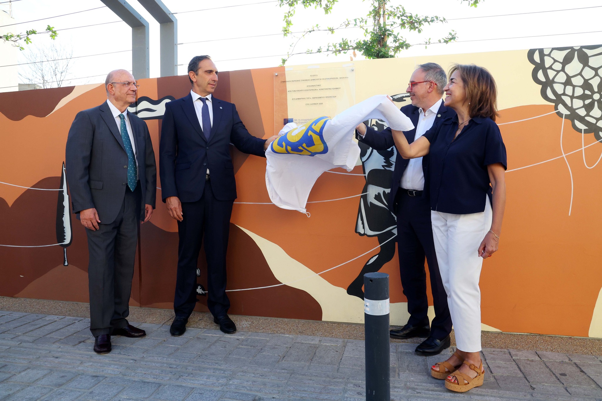 Μπορεί να είναι εικόνα ένα ή περισσότερα άτομα, κουστούμι και κείμενο